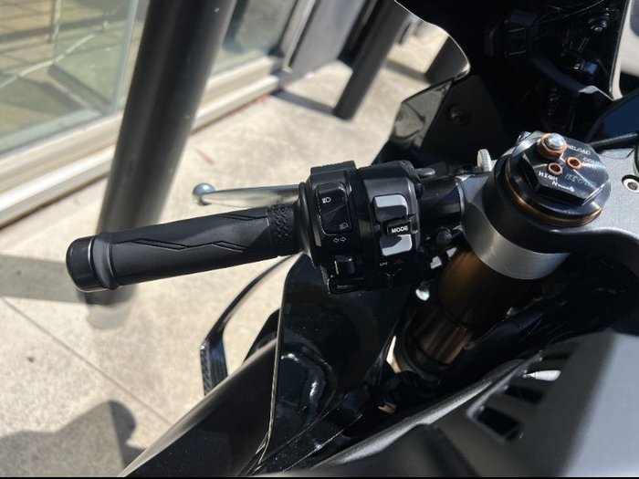 2025 Yamaha YZF-R1 BLACK