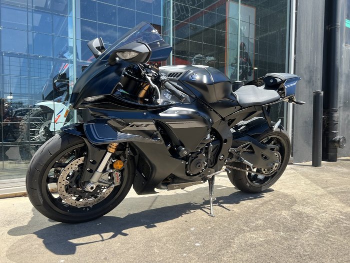 2025 Yamaha YZF-R1 BLACK