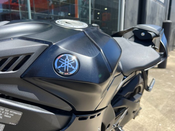 2025 Yamaha YZF-R1 BLACK
