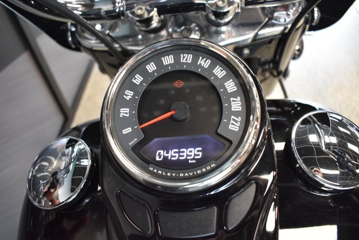 2018 Harley-davidson FLHC HERITAGE SOFTAIL CLASSIC VIVID BLACK