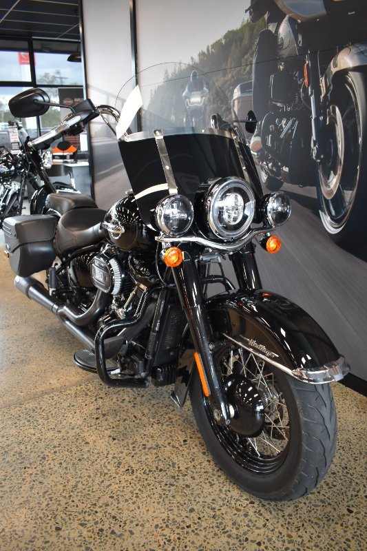 2018 Harley-davidson FLHC HERITAGE SOFTAIL CLASSIC VIVID BLACK