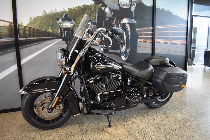 2018 Harley-davidson FLHC HERITAGE SOFTAIL CLASSIC VIVID BLACK