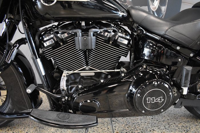 2018 Harley-davidson FLHC HERITAGE SOFTAIL CLASSIC VIVID BLACK