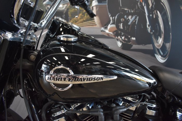 2018 Harley-davidson FLHC HERITAGE SOFTAIL CLASSIC VIVID BLACK