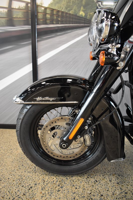 2018 Harley-davidson FLHC HERITAGE SOFTAIL CLASSIC VIVID BLACK