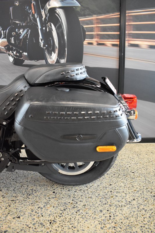 2018 Harley-davidson FLHC HERITAGE SOFTAIL CLASSIC VIVID BLACK