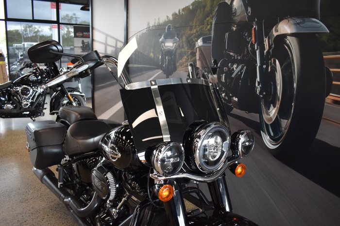 2018 Harley-davidson FLHC HERITAGE SOFTAIL CLASSIC VIVID BLACK