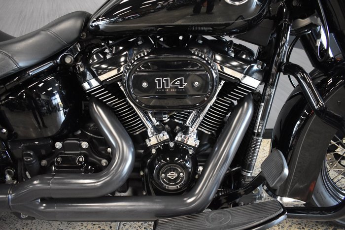 2018 Harley-davidson FLHC HERITAGE SOFTAIL CLASSIC VIVID BLACK