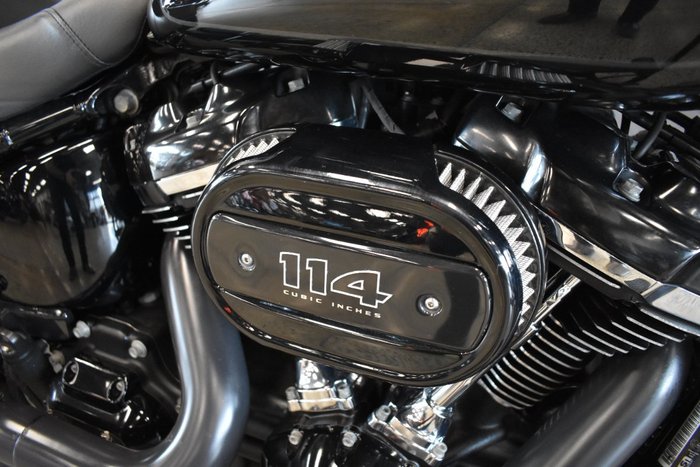 2018 Harley-davidson FLHC HERITAGE SOFTAIL CLASSIC VIVID BLACK