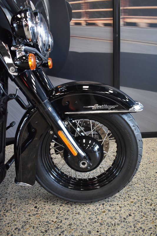 2018 Harley-davidson FLHC HERITAGE SOFTAIL CLASSIC VIVID BLACK