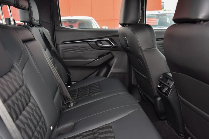 2025 Isuzu D-MAX BLADE