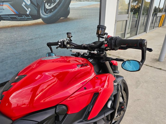 2022 DUCATI STREETFIGHTER V2 Red