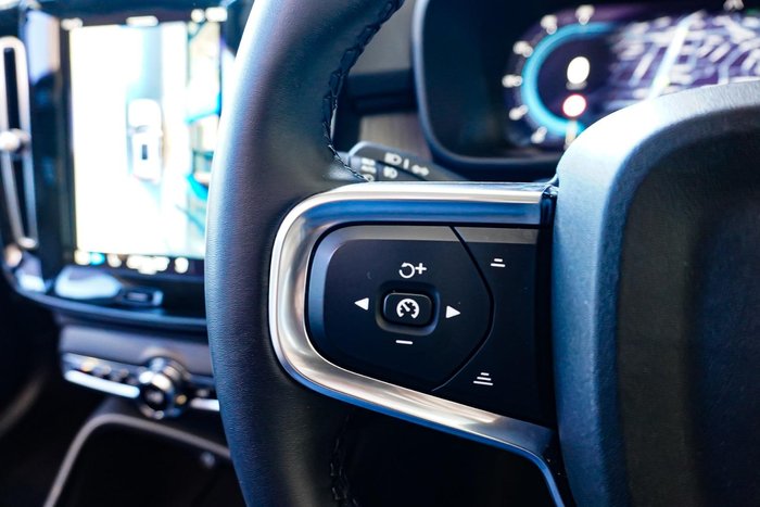 2023 Volvo XC40 Ultimate B4 Bright