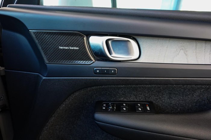 2023 Volvo XC40 Ultimate B4 Bright