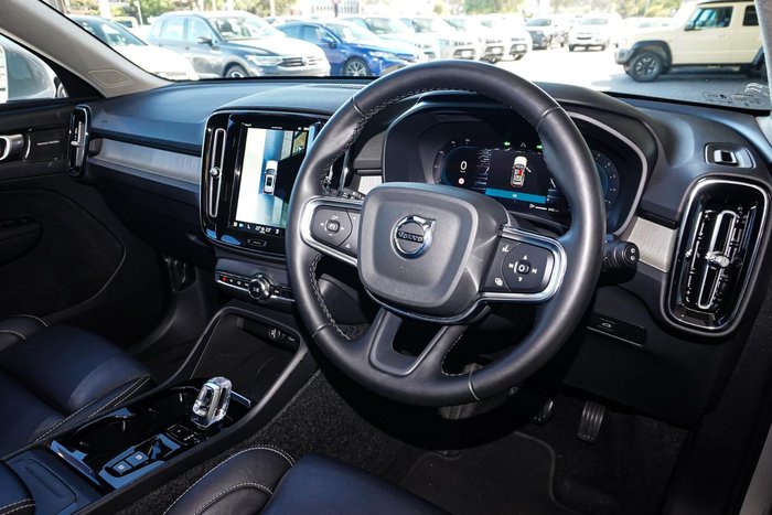 2023 Volvo XC40 Ultimate B4 Bright