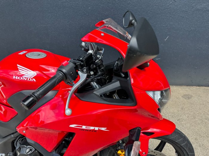 2015 Honda CBR300R RED/WHITE