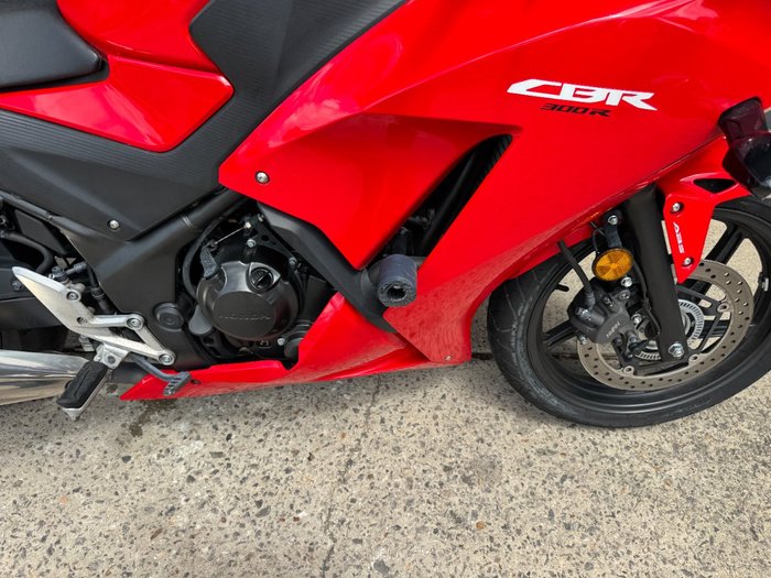2015 Honda CBR300R RED/WHITE