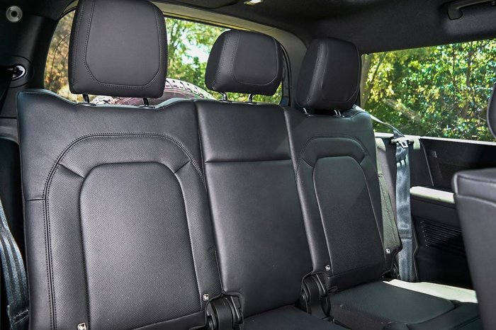 2024 Land Rover Defender 130 D300 X-Dynamic SE