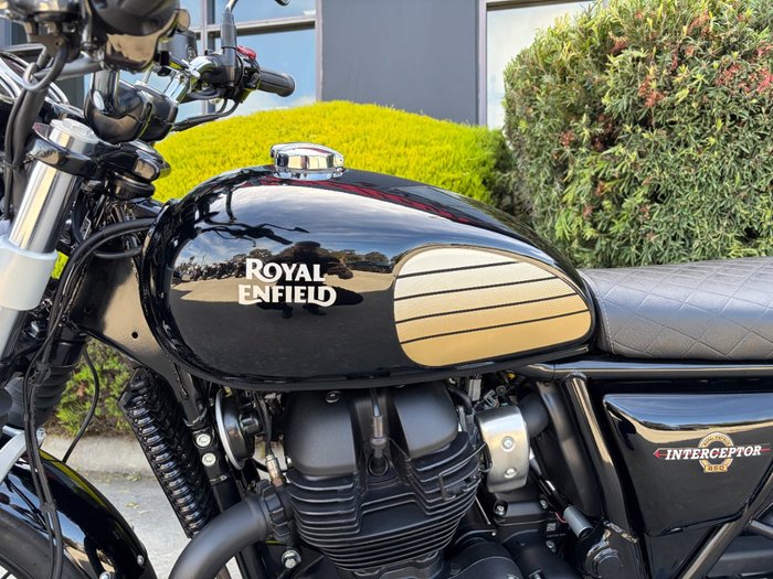 2026 Royal Enfield INTERCEPTOR 650 E5 CLASSIC Black