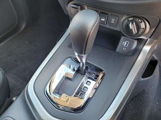 2025 NISSAN D23 ST NAVARA 4X4 2.3 DSL AUTO DC ST WHITE PEARL