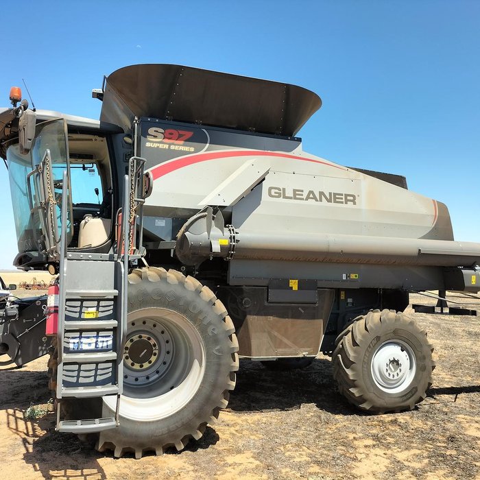 2022 Gleaner S97 Harvester & 40' Gleaner Front