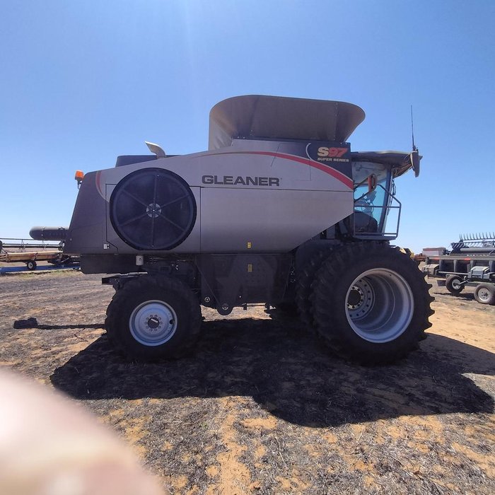 2022 Gleaner S97 Harvester & 40' Gleaner Front