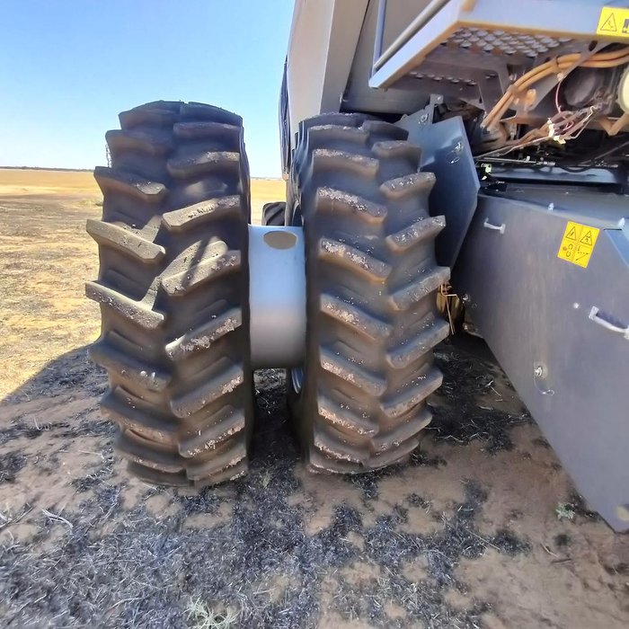 2022 Gleaner S97 Harvester & 40' Gleaner Front