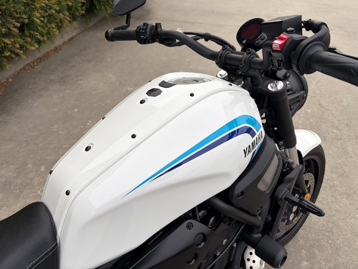 2024 Yamaha XSR700 WHITE/BLAC