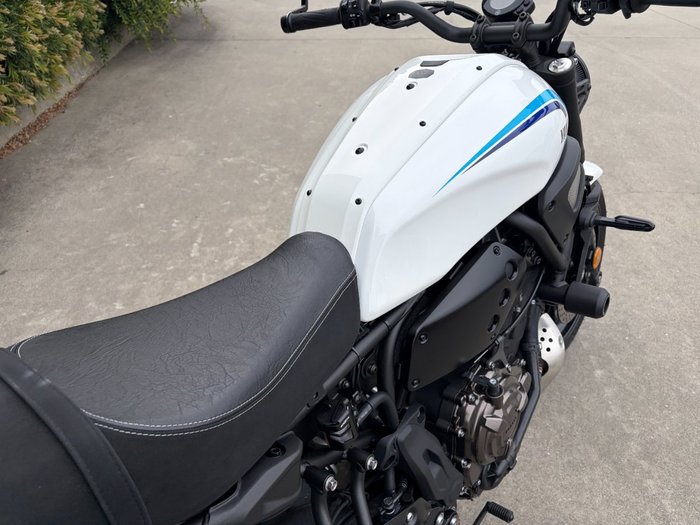 2024 Yamaha XSR700 WHITE/BLAC