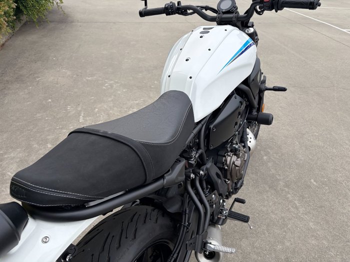2024 Yamaha XSR700 WHITE/BLAC