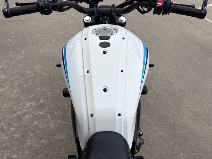 2024 Yamaha XSR700 WHITE/BLAC