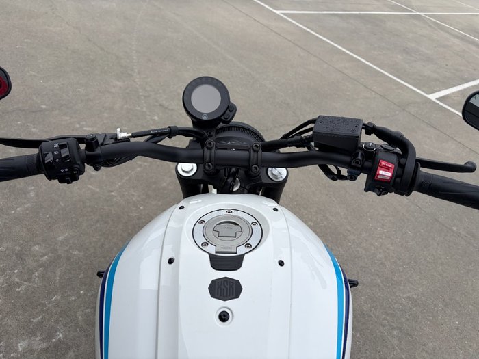 2024 Yamaha XSR700 WHITE/BLAC