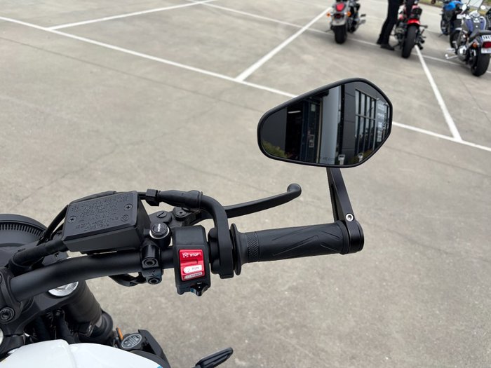 2024 Yamaha XSR700 WHITE/BLAC