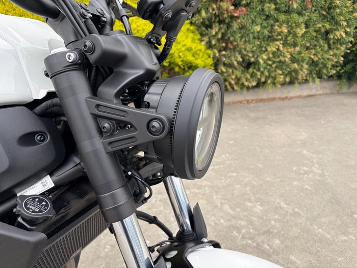 2024 Yamaha XSR700 WHITE/BLAC