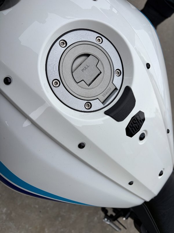 2024 Yamaha XSR700 WHITE/BLAC