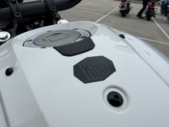 2024 Yamaha XSR700 WHITE/BLAC