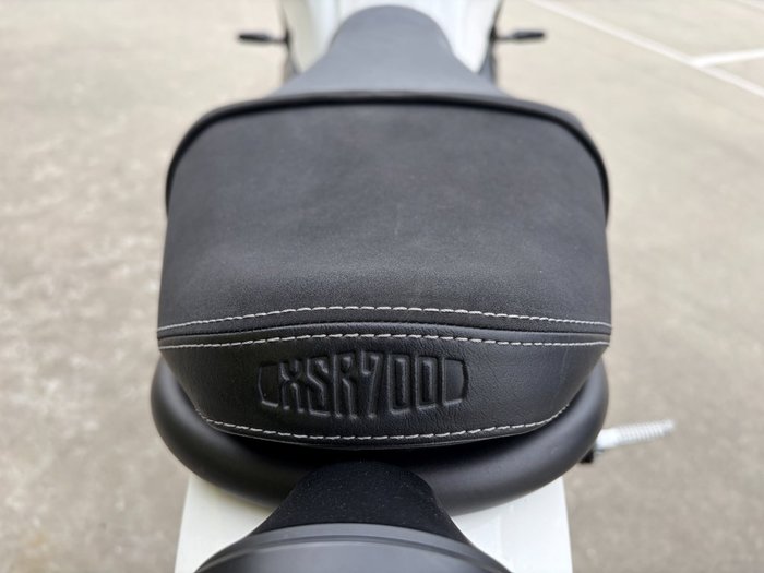 2024 Yamaha XSR700 WHITE/BLAC