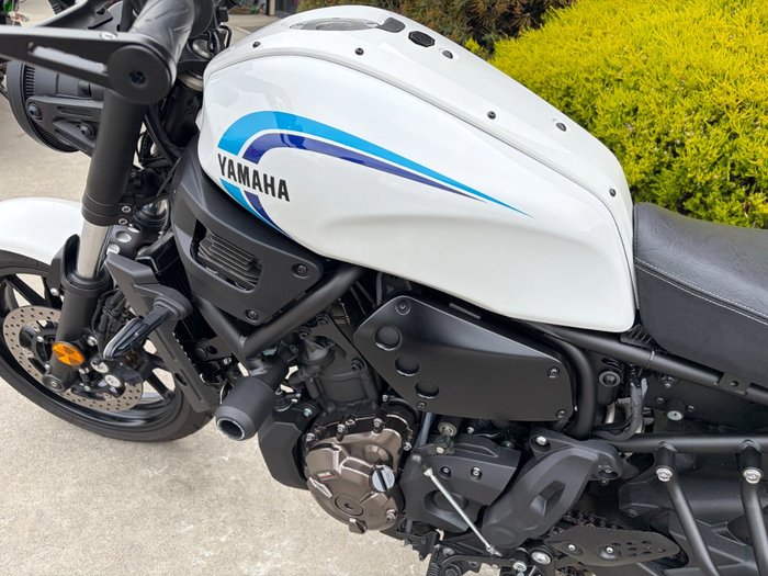 2024 Yamaha XSR700 WHITE/BLAC