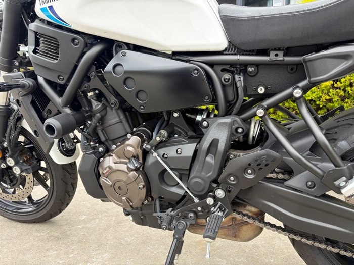 2024 Yamaha XSR700 WHITE/BLAC