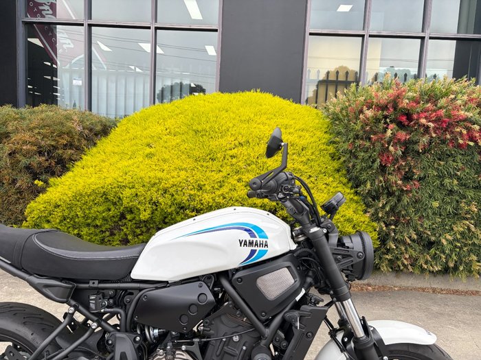2024 Yamaha XSR700 WHITE/BLAC
