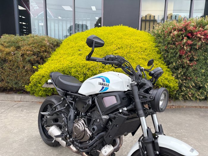 2024 Yamaha XSR700 WHITE/BLAC