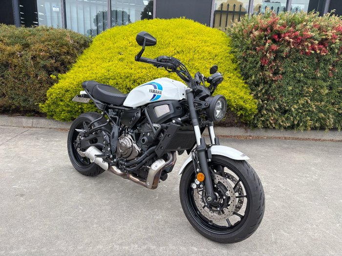 2024 Yamaha XSR700 WHITE/BLAC