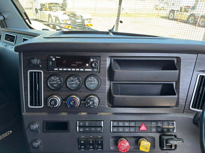 2021 Freightliner Cascadia 126 White
