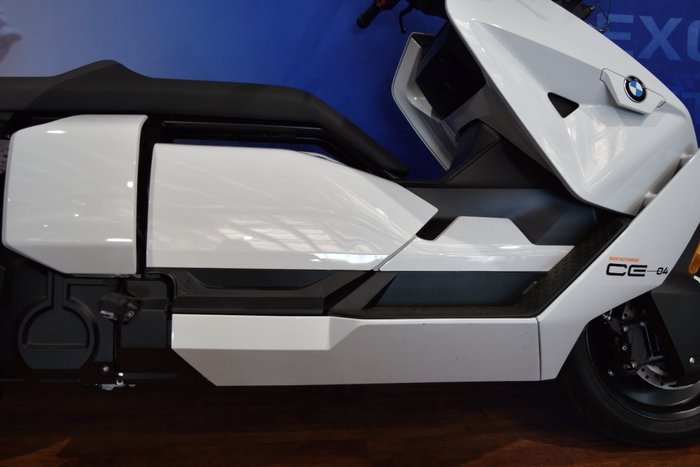 2025 BMW Motorrad CE 04