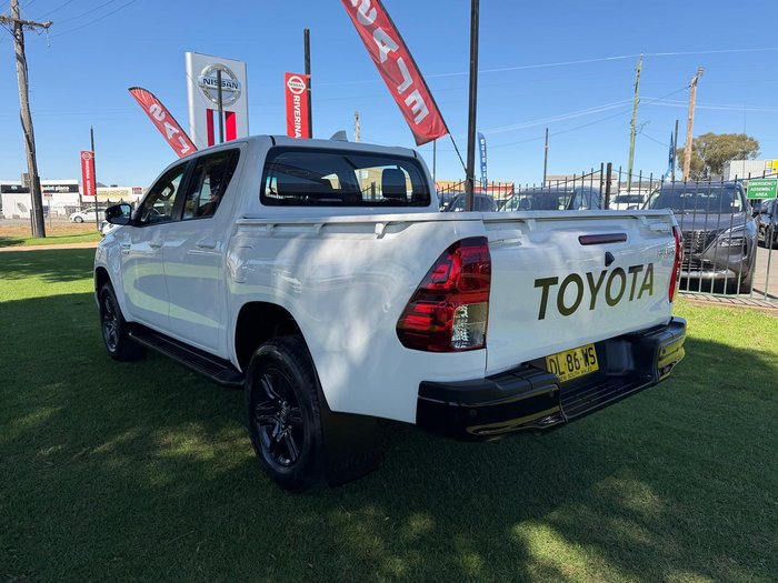 2024 Toyota Hilux SR