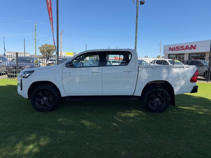 2024 Toyota Hilux SR
