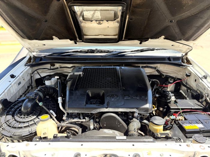 2005 Toyota Hilux SR KUN26R MY05 4X4 Glacier White