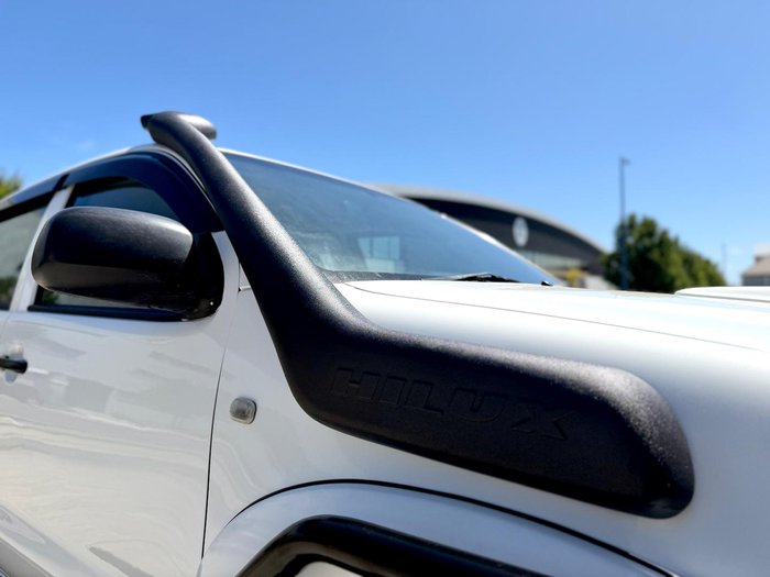 2005 Toyota Hilux SR KUN26R MY05 4X4 Glacier White