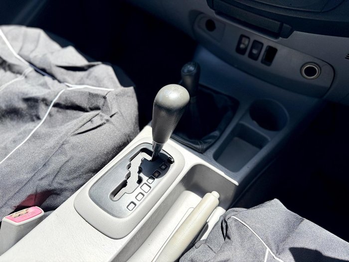 2005 Toyota Hilux SR KUN26R MY05 4X4 Glacier White