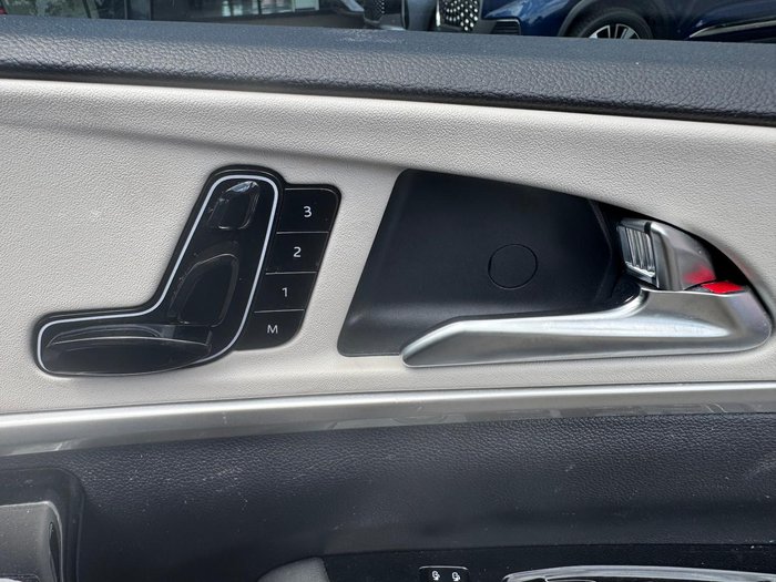 2023 Mahindra XUV700 AX7L